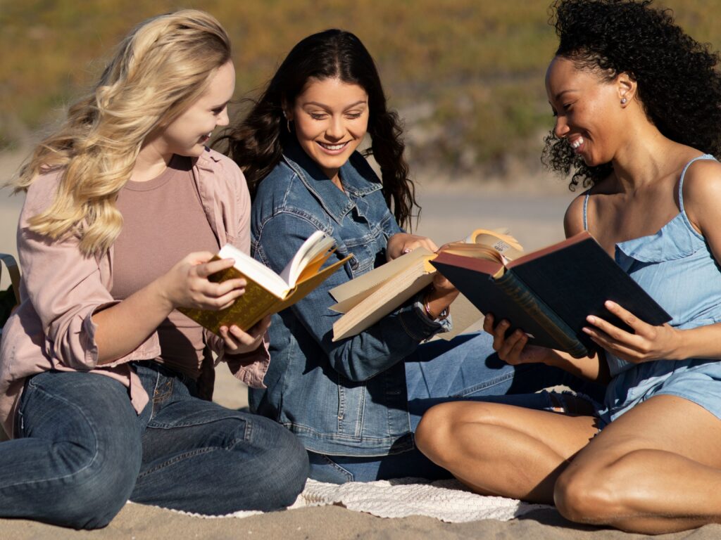 grupo-de-meninas-lendo-ao-ar-livre