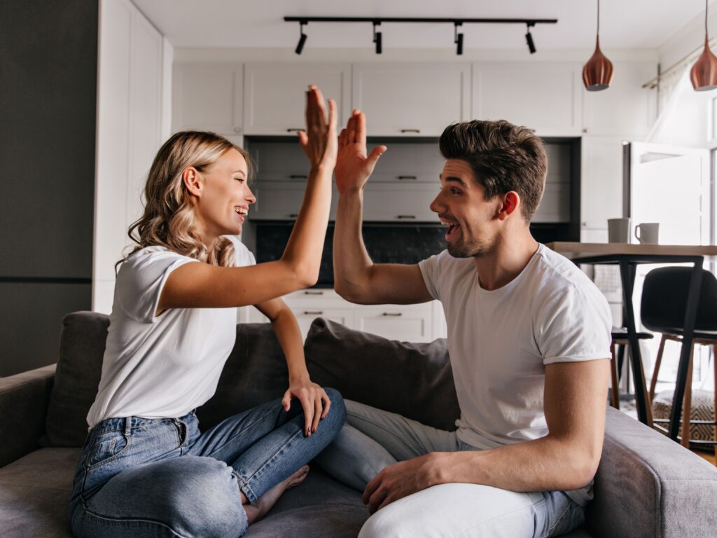 casal-celebrando-por-alcaçar-os-planose-e-metas-juntos