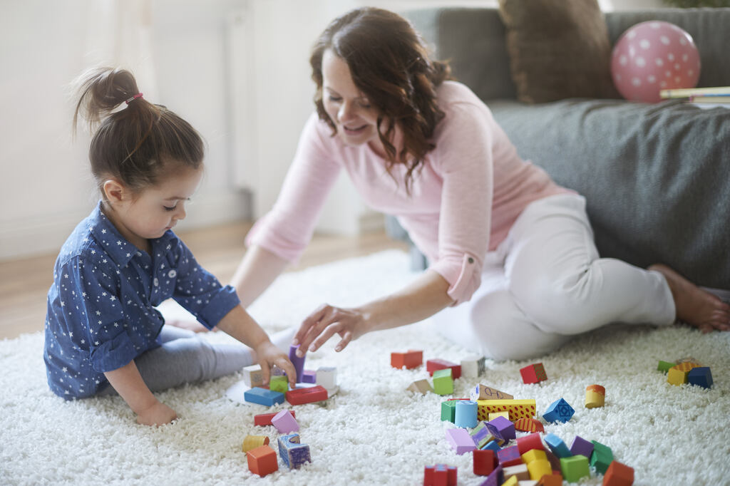 mae-e-filha-brincando-com-brinquedos