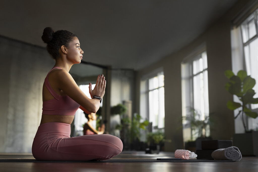 Mulher meditando em casa