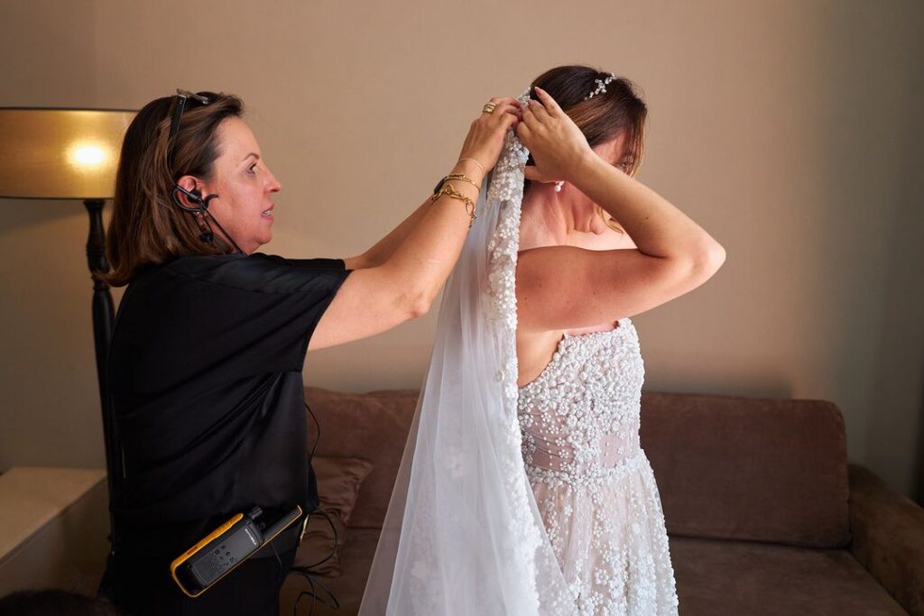 Karla Guedes arrumando o véu da noiva