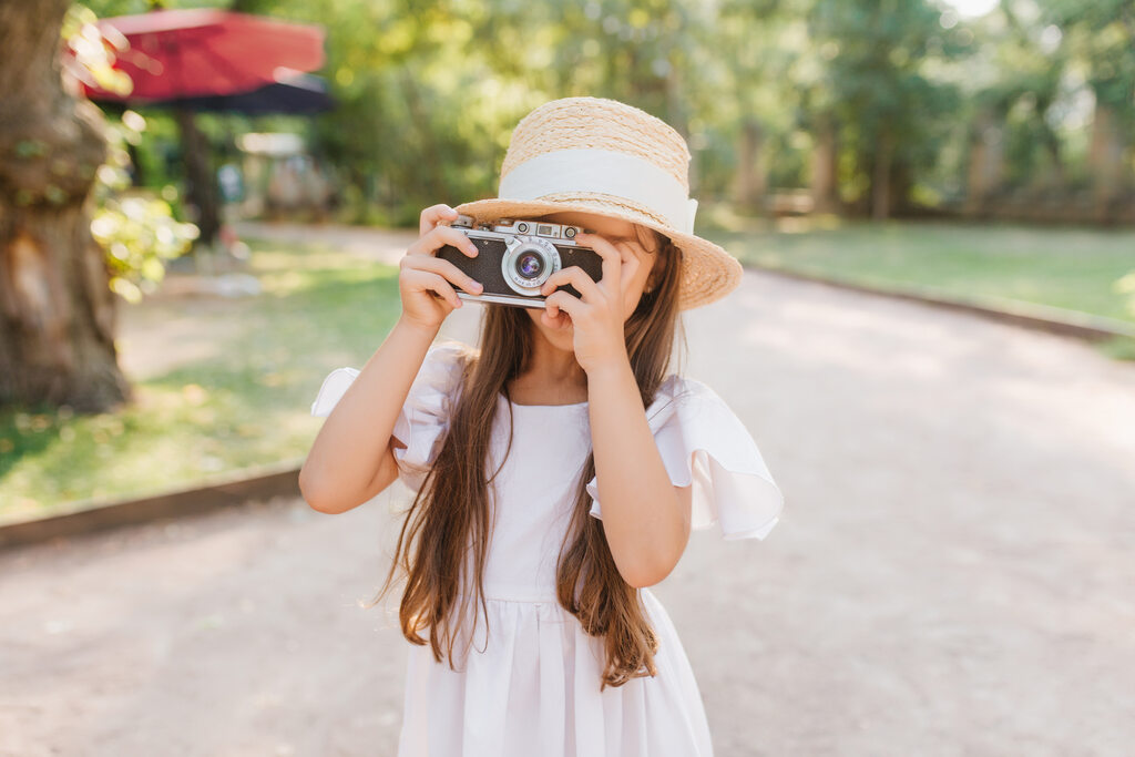 menina tirando foto em viagem