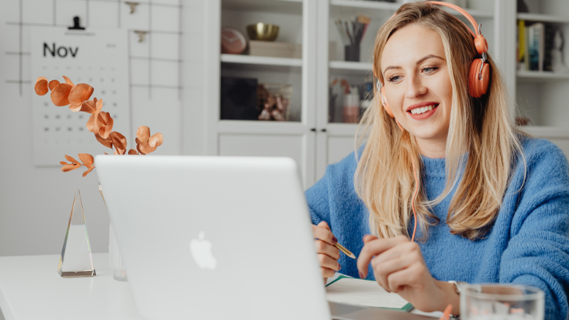 mulher em reunião online