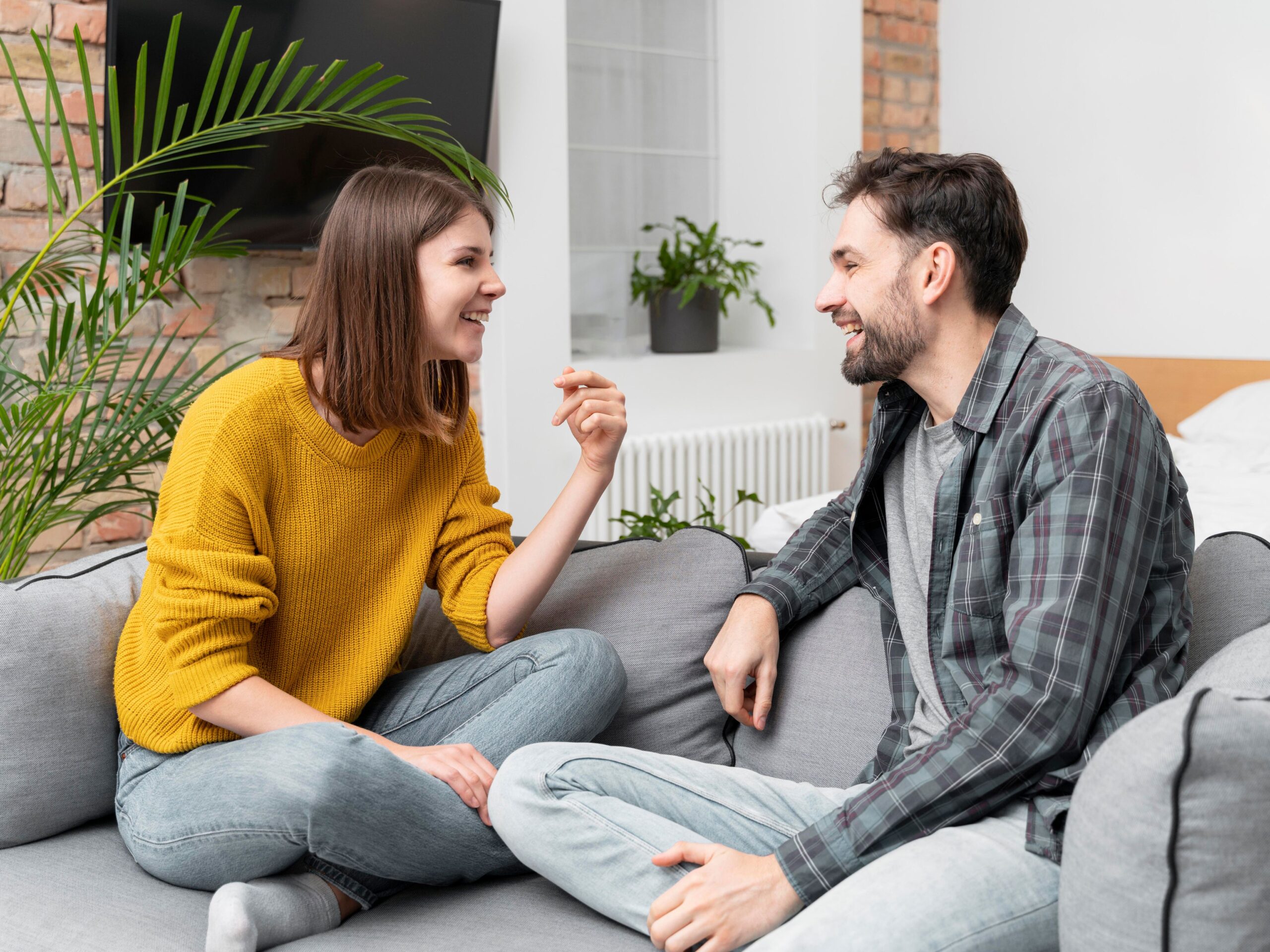 casal-feliz-conversando