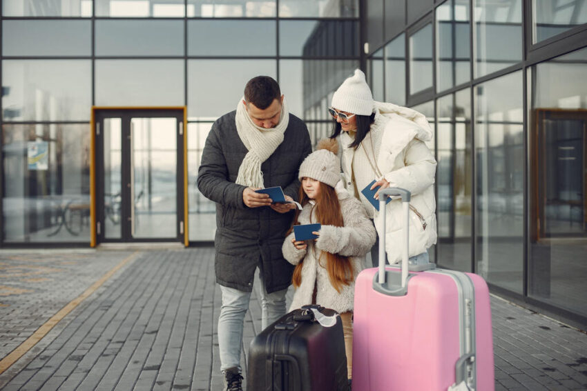 pais e filha vendo passaporte para viajar